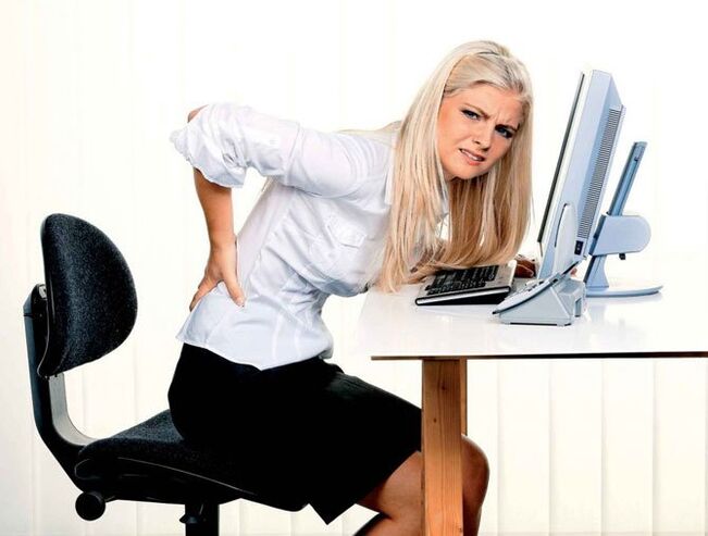 الفتاة تعاني من آلام الظهر